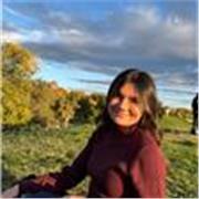 Profesora de inglés que imparte clases a niños de todas las edades