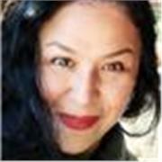 Maestra de yoga certificada con 12 años de experiencia enseñando Shakti Naam Yoga. 