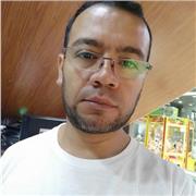 Licenciado en Educación, imparte clases a niños y adolescentes de todas las edades