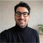 Profesor Superior de Canto polivalente y tenor en activo. Enseñanza de técnica vocal, estilos lírico y moderno.