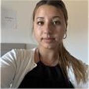 Chica joven de 17 años ayuda a niños a aprender inglés