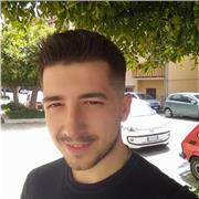 Docente di letteratura italiana e storia impartisce lezioni online a giovani degli istituti superiori