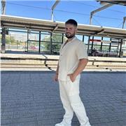 Profesor de primaria que ayuda a sus alumnos