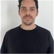 Dou aulas de teatro ajudando alunos a se expressarem melhor em público e na comunicação