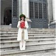 Docente di lettere impartisce lezioni di italiano a studenti di ogni ordine e grado, anche non italofoni