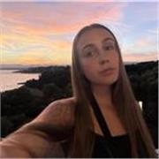 Soy Profesora de inglés, tengo 22 años y soy técnica de comercio exterior