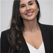 Licenciada en Ed. Física, instructora de natación y salvavidas certificada; formación en lengua de señas e inclusión acuática