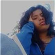 Profesora de apoyo escolar para niños de forma virtual