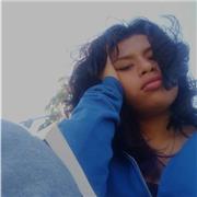 Profesora de apoyo escolar para niños de forma virtual