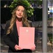 Laureata in lingue e culture per il turismo e la mediazione internazionale impartisce ripetizioni