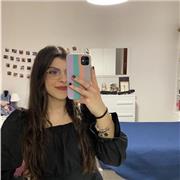 Studentessa universitaria impartisce lezioni di inglese a studenti di ogni grado