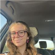 estudiante de profesional imparte clases a niños de elemental, curso 4t de profesional