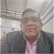 Profesor de psicología, orienta a adolescentes