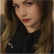 Maestra de apoyo escolar para niños de educación básica