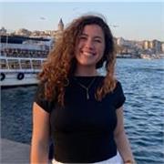 Soy Claudia García, una estudiante del Master de Profesorado graduada en Economía. Doy clases de economía, inglés, francés y matem