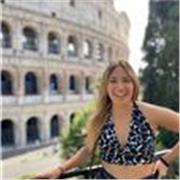 Sono una studentessa di psicologia al primo anno di college. Studiando negli Stati Uniti, ho acquisito una padronanza della lingua inglese, sia in ambito accademico che per quanto riguarda l’uso quotidiano della lingua. Ho frequentato il liceo linguistico