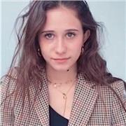 Soy una estudiante de tercero de derecho, que alberga una alta capacidad comunicativa tanto en el habla como en la redacción.