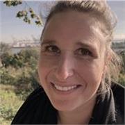 Künstlerin mit kunsttherapeutischer Ausbildung und vielseitigem Technikrepertoire.
Mit Kunst Räume öffnen Kreativität fördern.