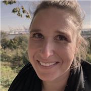 Künstlerin mit kunsttherapeutischer Ausbildung und vielseitigem Technikrepertoire.
Mit Kunst Räume öffnen Kreativität fördern.