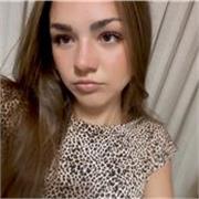 Joven que comprende las dificultades que pueden presentar las personas de mi edad a la hora de aprender.
