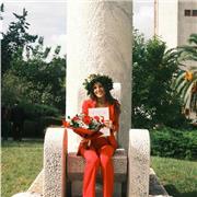 Laureata in farmacia, specializzata in materie scientifiche come biologia e chimica