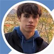 Joven profesor para alumnos de la ESO, cursando el bachillerato internacional con competencias científicas en matemáticas, física