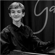 Pianista e compositor em formação por renomados professores dá aulas de piano clássico para todos os níveis e idades!