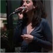 Cantante e cantautrice, laureata in Advanced Music Performance and Songwriting, propone lezioni di canto moderno e songwriting