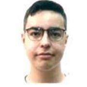 Profesor de Español joven con experiencia dando clase a jóvenes.