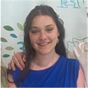 Joven titulada en inglés dispuesta a ayudar a niños a aprender inglés y a prepararse para exámenes oficiales.