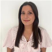 Maestra titulada en Educación Primaria, con capacidad de impartir clase desde los 6 a los 12 años.