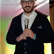 Laureato in scienze politiche e delle relazioni internazionali impartisce lezioni di storia