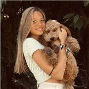 Profesora que imparte clases de lengua a niños de primaria