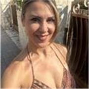 Profesora de biodanza y yoga. Facilitadora en intervención emocional