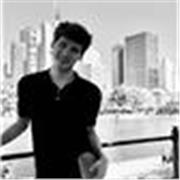 Giovane universitario offre lezioni online