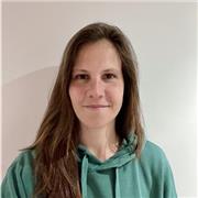Graduada en Psicología, con máster en Psicología General Sanitaria, Terapia Asistida con Animales y Psicopedagogía