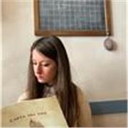 Docente di Inglese impartisce lezioni di Inglese a studenti delle medie e delle superiori da remoto