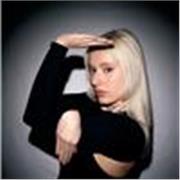 Profesora de Popping, Tutting y danzas urbanas en Barcelona. Para todas las edades