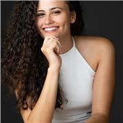 Hola! Me llamo Cristina Díaz, soy actriz y profe de teatro, también canto, compongo y tengo formación en teatro musical y delante de la cámara