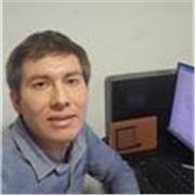 Profesor de química, imparte clases a niños de educación básica