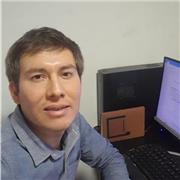 Profesor de química, imparte clases a niños de educación básica