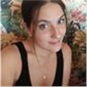 Profesora de ingles imparte clases a niños de primaria