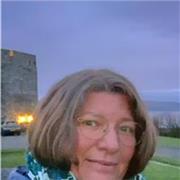 DAF-Lehrerin die sowohl Erwachsene als Kinder unterrichtet