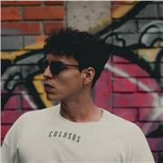 Como fotógrafo, ofrezco clases a estudiantes universitarios y apasionados de la fotografía que desean mejorar sus habilidades y conocimientos. Mis clases se enfocan en enseñar los fundamentos de la fotografía, desde la composición y la exposición hasta el