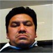 Profesor imparto clases a niños y jóvenes de diferentes edades