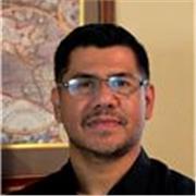 Educador bilingüe e intérprete simultáneo impartiendo clases de español