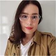 Profesora titulada en Estudios Ingleses y con un Máster en Traducción Editorial.