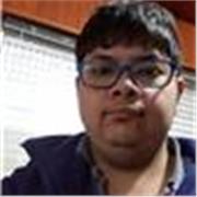Chico que quiere ayudar a los mas pequeños con matematica