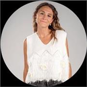 Me defino como una profesional del diseño y el marketing digital con un enfoque práctico y orientado a resultados. 