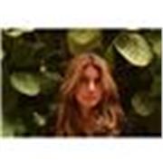 Estudiante universitaria da clase a niños de primaria